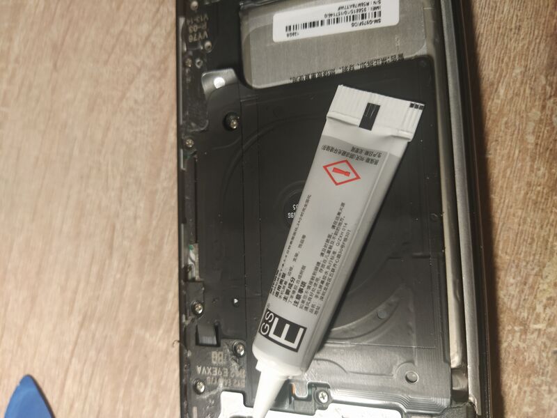 File:Mobile glueing.jpg